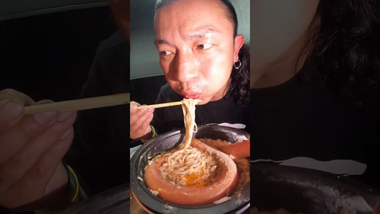 【ASMR】 I put a long sausage in ramen! 【Vlog】【Cooking】#shorts
