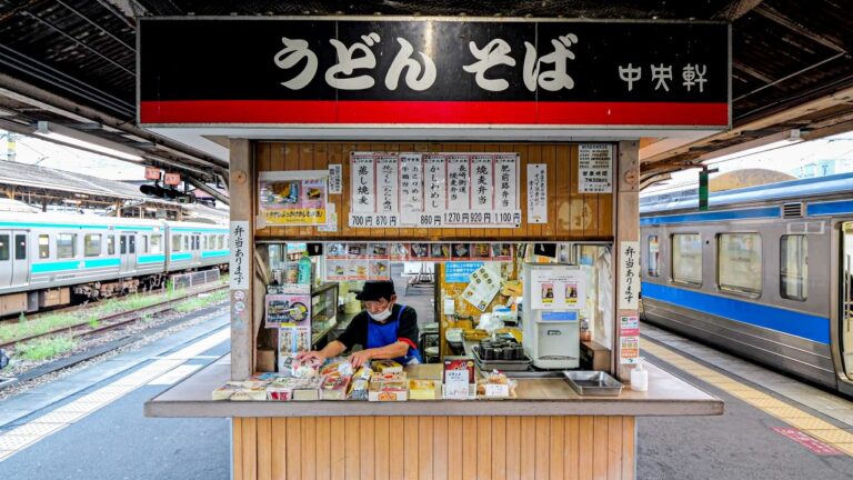 ７３歳ワンオペうどん職人が躍動。早朝５時半から始まる４坪の駅ナカ立ち食いうどん店に密着する。