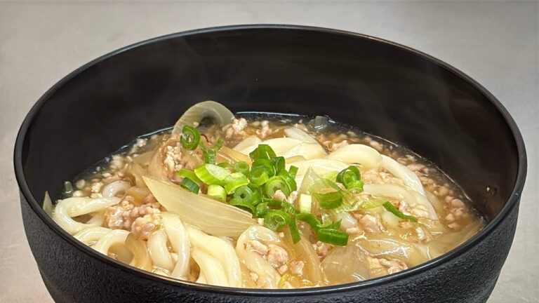 【簡単うどん🍜】鶏そぼろと新玉ねぎのあんかけうどん✨春の甘みたっぷりで優しい味わい🌸【和風あんかけ】
