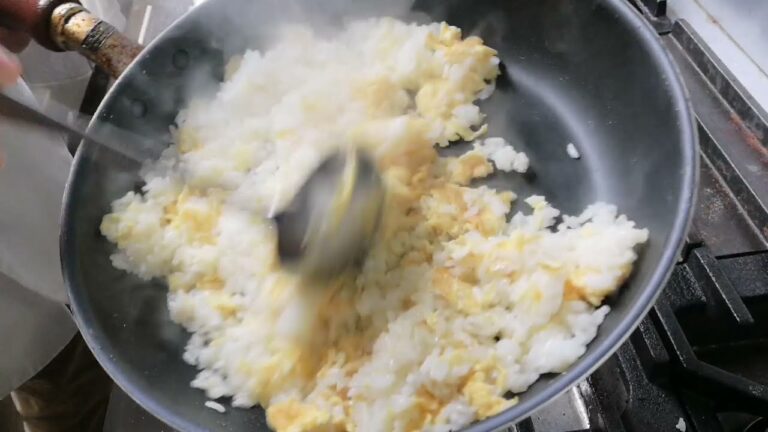 フライパンでチャーハンを作るコツ