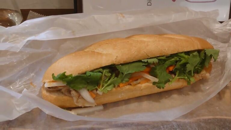 西荻窪「バインミー バル ハチ」のあまから豚バラ焼