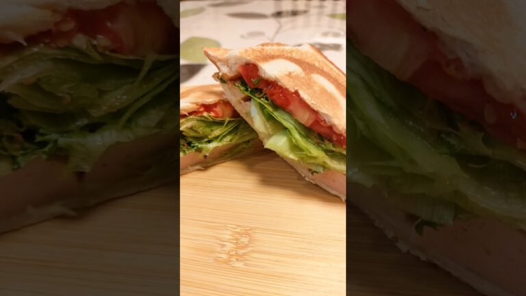【簡単】【ズボラ】【失敗なし】たっぷり野菜　と　ソーセージ　のホットサンド
