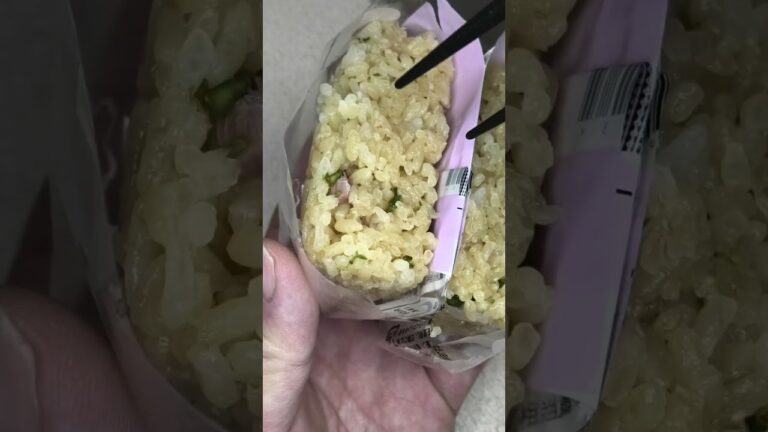 267円84銭のセブンイレブンのアスパラベーコンのおおきなおむすびを切りました。　#セブンイレブン　#アスパラベーコン　#おにぎり