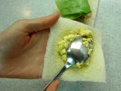 サンドイッチ－ツナ卵サンドの卵フィリングをパンに塗る方法