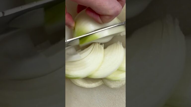 玉ねぎをスライスする【豚肉の生姜焼き】
