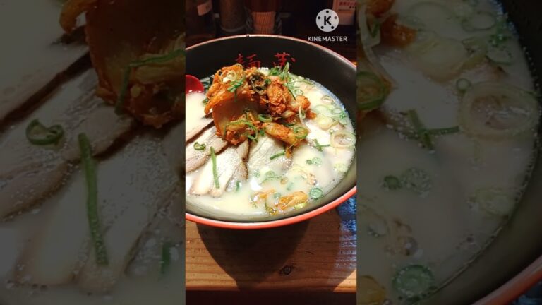 【神戸グルメ】３０年前に通っていた懐かしきラーメン屋『麺蔵』でキムチラーメンをすする　#shorts