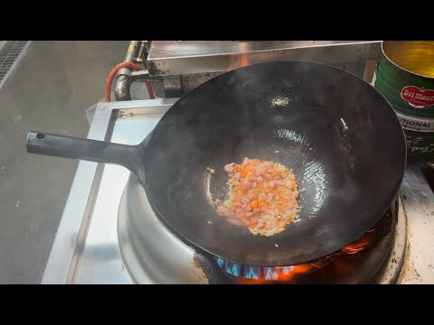 ウインナーとか人参とか玉葱が入ってる炒飯