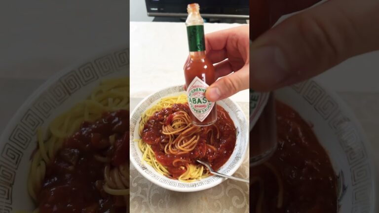 スパゲティにタバスコをかける動画　胃腸が心配です。 #昼飯 #スパゲティ #タバスコ