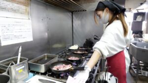 特盛り男めし爆食い大学生を支える鉄板トンテキお姉さん達がスゴ過ぎた。。