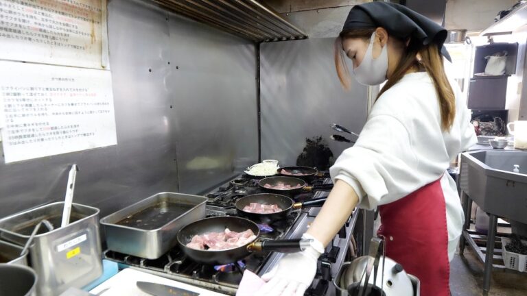 特盛り男めし爆食い大学生を支える鉄板トンテキお姉さん達がスゴ過ぎた。。