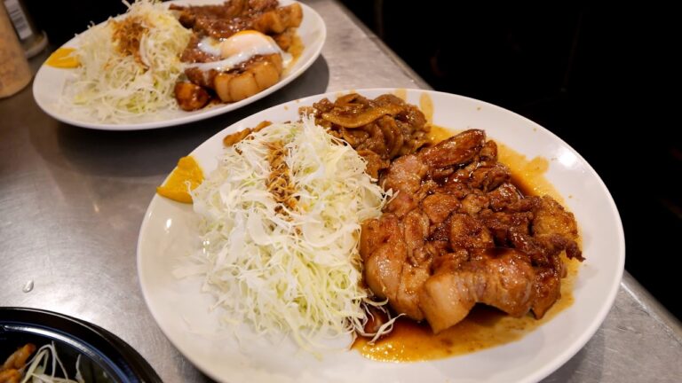 ６００グラムの豚テキと無限ライスでアニキ達の胃袋を虜にする男めし食堂！