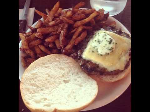 ＊りんごパンケーキ＊ * * * バニラアイス添え～( ˙▽˙ )/ メープルたっぷりかけていただきさた♡ 時間の無駄遣いかってほどダラダラした～！むしろ贅沢遣いやね(๑¯﹀¯๑)♡ * * *