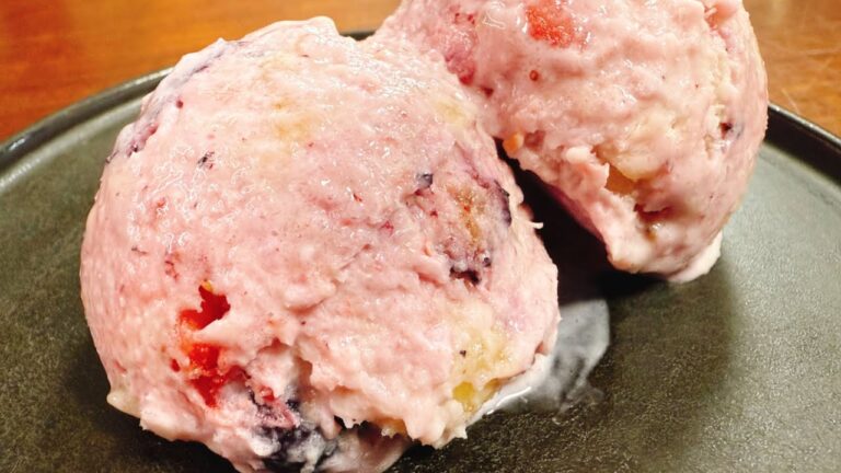 材料3つ【混ぜて冷やすだけ】“サーティーワンや市販より旨すぎる！”と何度も言われた『バナナベリーヨーグルトアイス』簡単な水切りも紹介！ 食費節約／腸活ダイエット／高タンパク、低糖質／痩せスイーツ