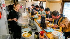 初期費用１０００万円。６時から２１時まで休憩無しで働く５３歳ラーメン女将が凄すぎる
