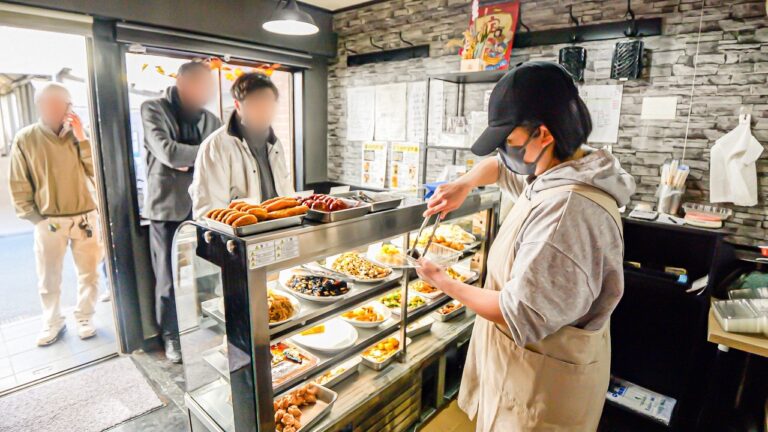 蓋が閉まらない！行列ができる伝説のお弁当屋。選べるおかずを限界まで詰め込む圧倒的サービス