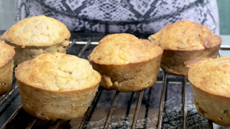 バナナマフィンの作り方。 砂糖・バターなし！オートミールと全粒粉のダイエット中のおやつSugar Free Banana Muffin 【ヨガエスダイエットレシピ】(4k HDR)