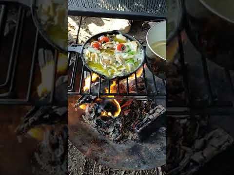 ホタテ・トマト・シメジのアヒージョ🔥　刻んだニンニクを効かせて、塩コショウで味を整えました。キャンプ飯の鉄板料理です。