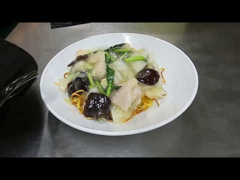 №10 海鮮炒麺（海鮮餡かけ焼きそば）stir fried noodle with sauce on top