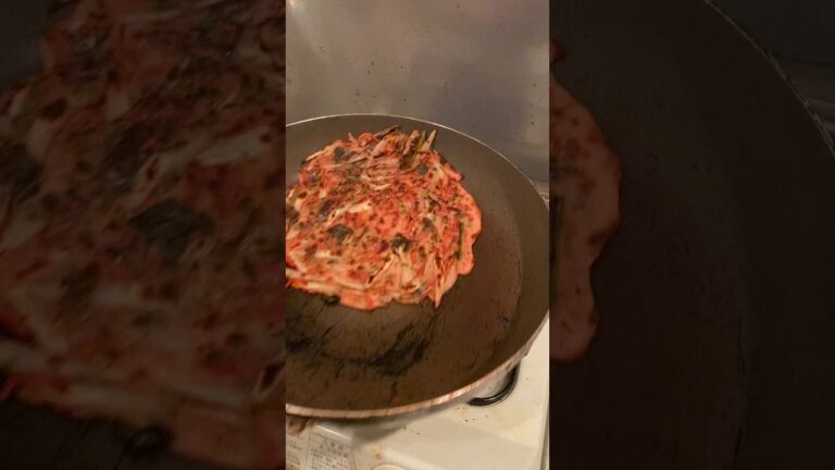 チヂミをフライパンでひっくり返しまくる動画