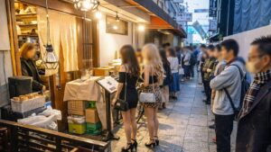 朝5時開店。大阪中のギャル達が通いまくる大行列の腹パン卵焼き定食が最高だった