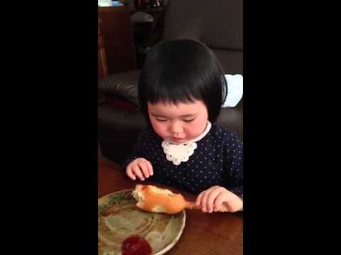 アメリカンドッグを食べるももちゃん