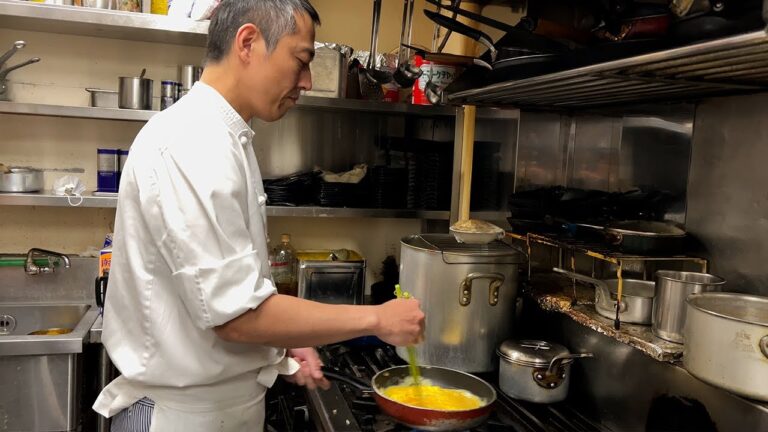 49年かけてたどり着いたオムライス!!洋食の定番がリーズナブルすぎる【錦糸町・シラツユ】2代目が守る老舗の洋食屋！