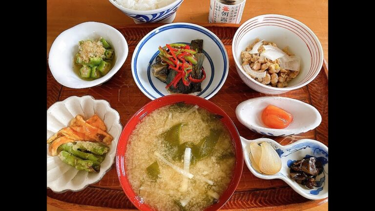 人参と獅子唐の天ぷら、オクラのおひたし、茄子とピーマンとパプリカの味噌炒り、納豆、トマトの甘酢漬け、たまり漬2品、メシ、若布と大根の味噌汁で朝食　#Shorts