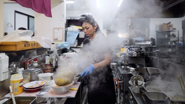 怒涛の炒飯ラッシュ！腹パン必至の町中華を支える美人女将に密着丨Egg Fried Rice-Wok Skills In Japan