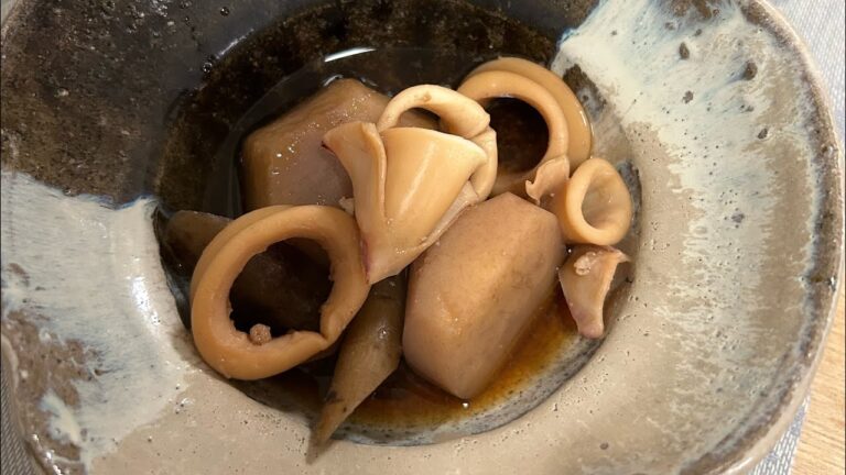 [里芋とイカの煮物]  柔らかいヤリイカを使い里芋と一緒に煮ていく🦑
