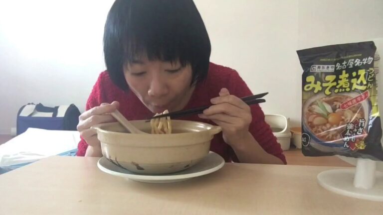 アラフォー独身女のぼっち飯。味噌煮込みうどんを土鍋で作る