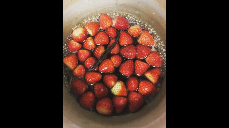 【いちごとカルダモンのスープ】【Soupe de fraises à la cardamome】【三國シェフのレシピから】#Shorts