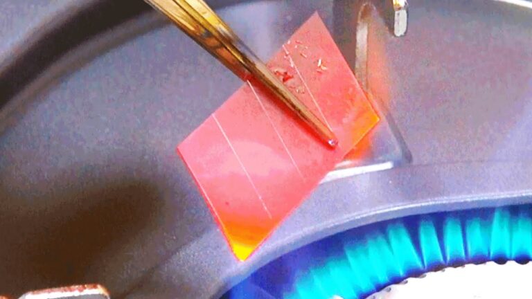 1500度に熱したカッター刃で一瞬にして瓶が割れる！？