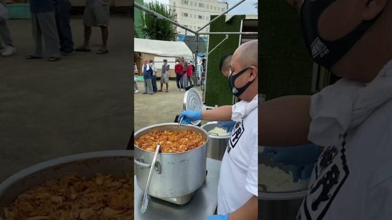 【西成炊き出し第三弾】豚キムチ丼150食。30分で完食。来週は麻婆丼。#Shorts