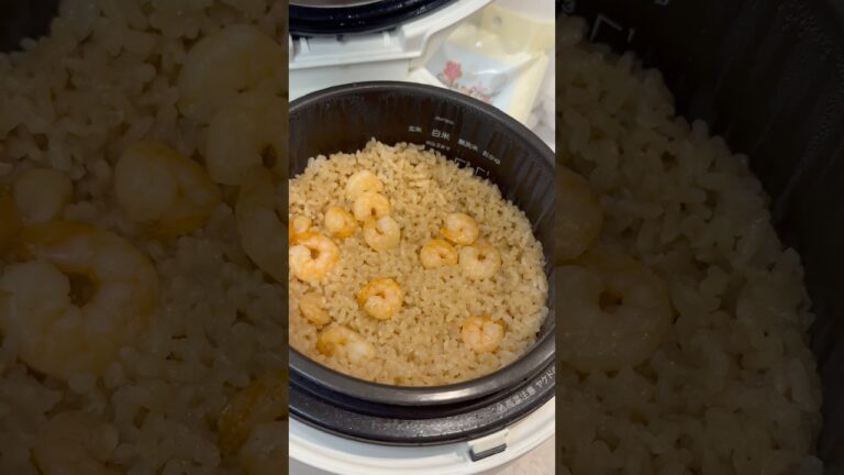 炊飯器に入れるだけ / えびチャーハン ↓↓↓ レシピの詳細はコメントから #レシピ #簡単レシピ #炊飯器レシピ