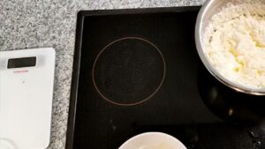 朝のご褒美🥛甘いケーキと温かいチキンスープ