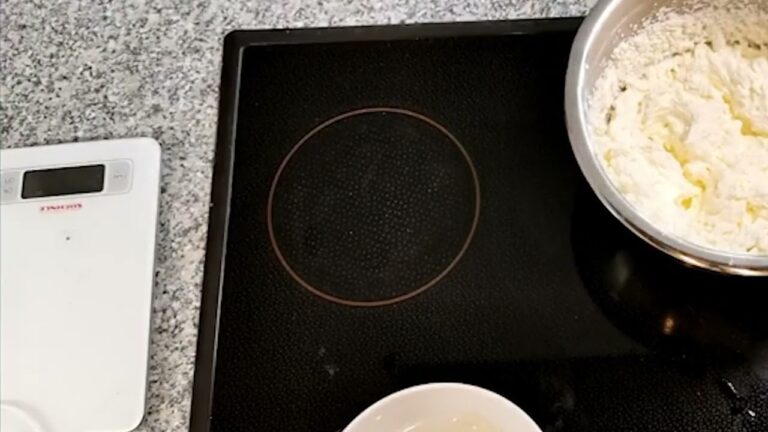 朝のご褒美🥛甘いケーキと温かいチキンスープ