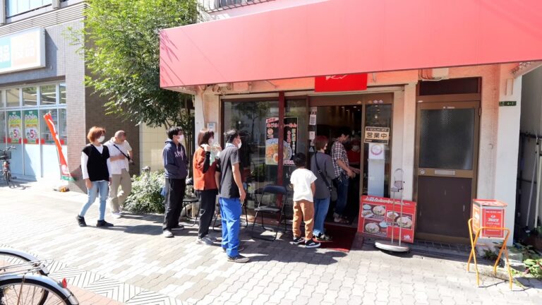 衝撃の鬼盛りからあげ。爆食いアニキたちを腹パンにする町中華に密着！