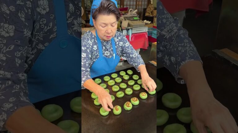 女将の熟練された手捌きで焼き上げる草もちが最高！