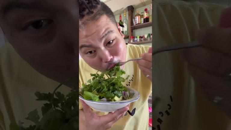 パクチー爆盛り朝から食べるサラダ🥗 #okinawa #沖縄 #沖縄人 #沖縄グルメ #サラダ#沖縄人の朝ご飯