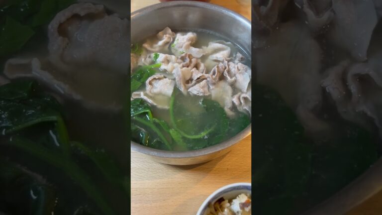 豚肉とほうれん草の鍋。炊き込みご飯も美味しい😋。