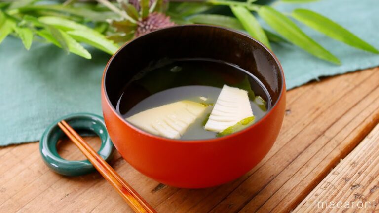 【たけのことわかめのお吸い物】ほっとする春の味わい！たけのことわかめを入れた飽きのこないお吸い物♪｜macaroni（マカロニ）