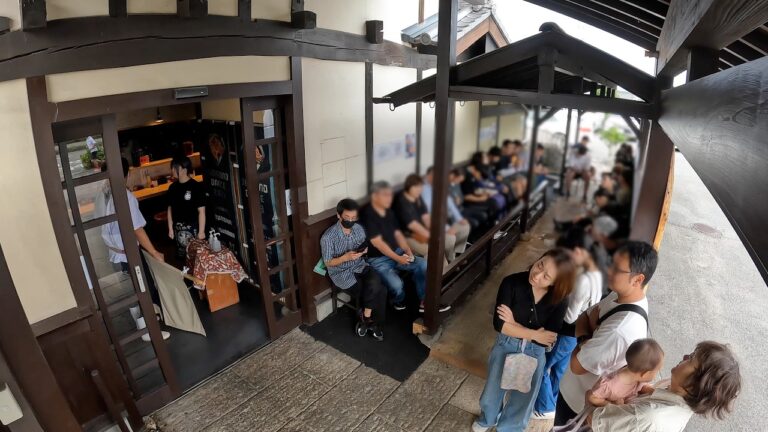 １００人の行列を爆速で捌く開店前から大行列ができる絶品ラーメン屋の１日に密着！