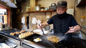 わずか１.３坪！ 大阪の真ん中でたこ焼きを焼き続ける人情おやじの１日に密着
