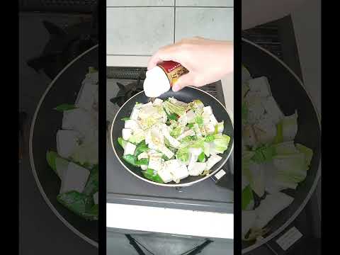 『イカの中華炒め』片栗粉をまぶしたイカを炒めて出す。野菜を炒める。ネギ、唐辛子、豆腐、白菜、貝だし、塩、五香粉で味付け。イカを戻してできあがり。