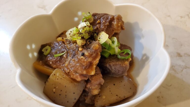 牛のすね肉で【すじこん】ごはんもお酒もすすまいでかぃ！