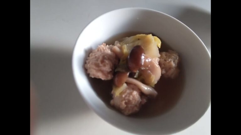 鶏団子と白菜しめじのおかずスープ。美味しかったです！ブラックペッパーと生姜多めにしました！