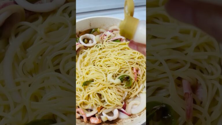 イカと塩昆布のパスタ🦑 #簡単レシピ #shotrs #料理 #おうちごはん #自炊 #飯テロ #ぼっち飯 #簡単料理 #food#cooking #パスタ