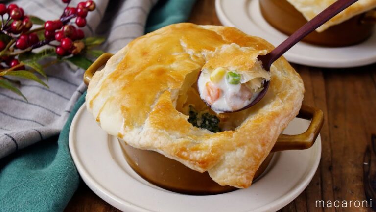 【あつあつとろ〜りパイシチュー】パイ生地サクサク！クリスマスディナーにもおすすめ♪｜macaroni（マカロニ）