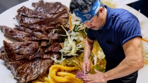 働く男たちが殺到！腹パン必至のビフテキをぶん回す元格闘家オーナーの大衆食堂がヤバ過ぎた…
