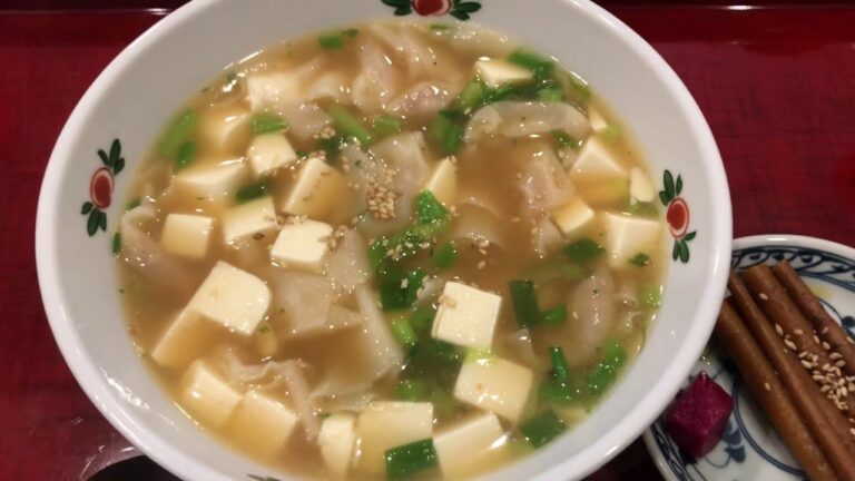 マルちゃんワンタンに豆腐入れたらお腹パンパンなった